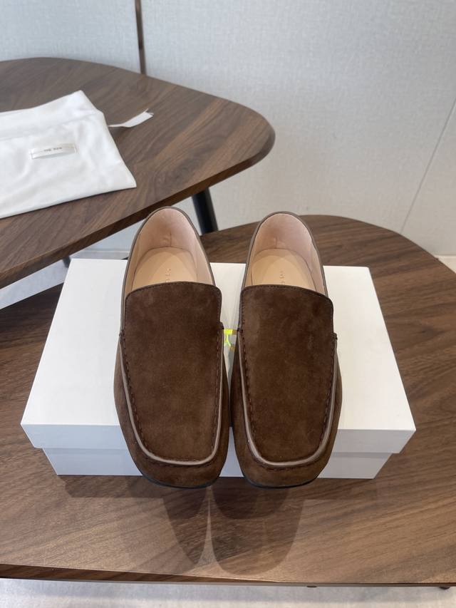 莞产The Row新款一脚蹬乐福鞋 DDD 延续了一贯极简风格，无内衬结构使得鞋身极其轻便贴肤，整双鞋子看似简单其实工艺很难，采用全皮套包制作工艺，老师傅制作，