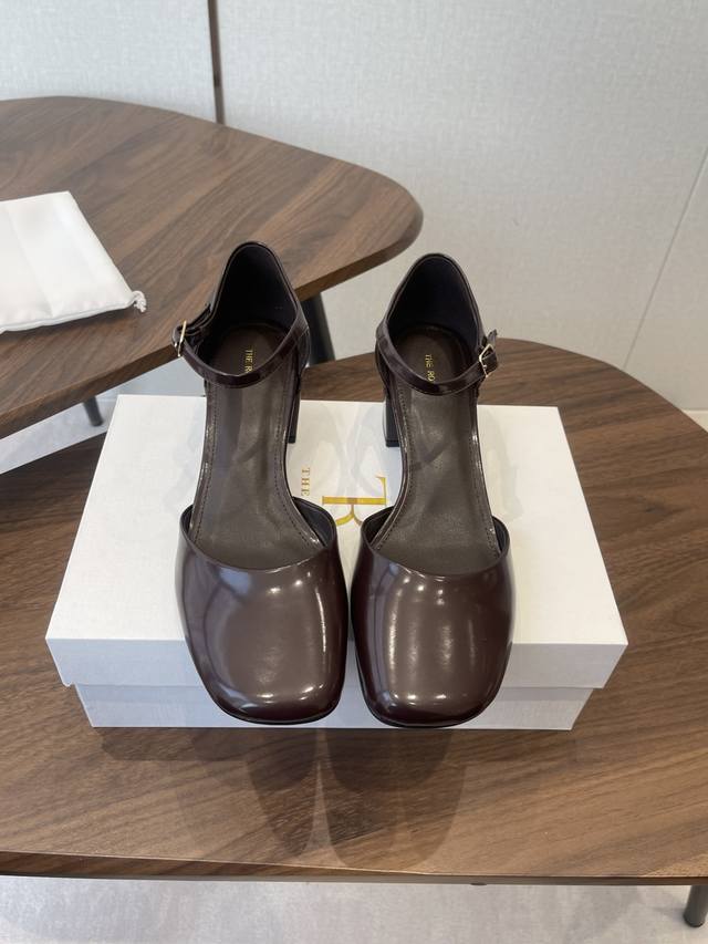 The Row 26 As 新款 圆头 中空凉鞋The Row每一季新品都吸引着时髦精的注意，这款鞋一如既往的极简风设计 DDD 简洁大气优雅知性，线条感十足，