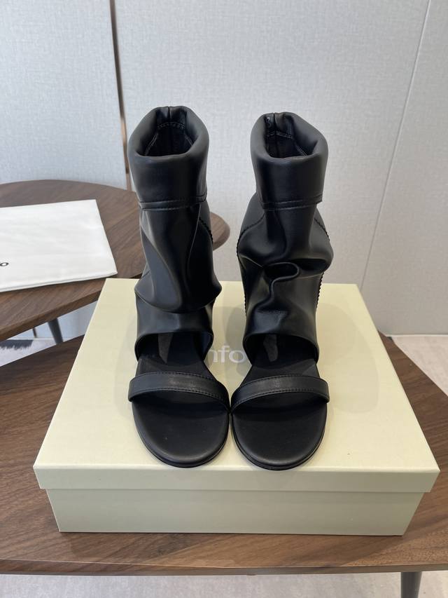 Unfolio26Ss早春新款平底凉拖堆堆靴 DDD 融合凉拖与堆堆靴的形态，露趾设计搭配褶皱堆堆靴筒，打破传统鞋履的款式边界，兼具凉鞋的透气感与靴子的造型感；