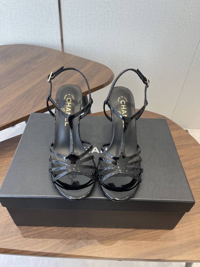 Chanel 香奈儿 26Ss春夏最新款珍珠高跟时装凉鞋 DDD 超多网红时尚博主种草 高级感舒适，配女神们的半身裙，不规则的小圆头，晚宴系列专属高跟鞋贯穿整季