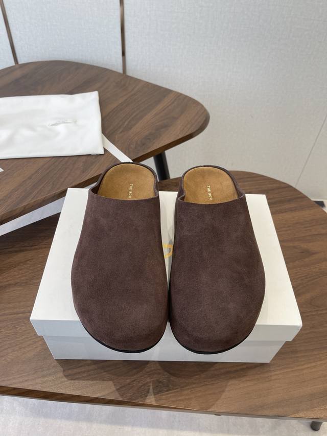 莞产The Row26Ss早春新款圆头穆勒鞋 DDD 身无任何Logo与装饰，仅通过一体成型的鞋面剪裁和极简包边工艺呈现轮廓，浅杏、深棕等大地色系的运用，契合品