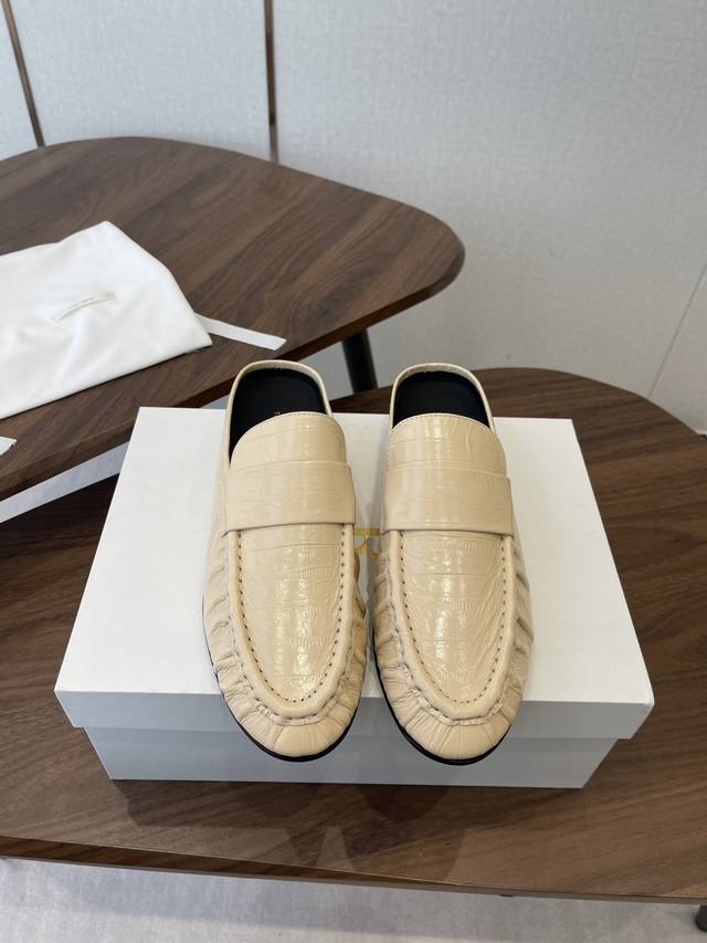 莞产 The Row26Ss早春复古新款穆勒拖鞋 DDD 采用无后跟的穆勒鞋型结合乐福鞋的经典轮廓，鞋身线条简约流畅，没有多余装饰，延续了品牌极简主义的设计内核