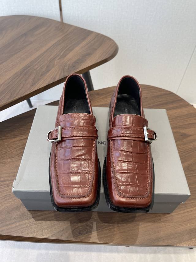 Balenciaga巴黎世家乐福鞋深口单鞋请品牌标志性的做旧五金件贯穿始终 巧妙营造出复古磨损效果，又强化了整体的时尚感与辦识度Venom它将为时尚爱好者们的穿