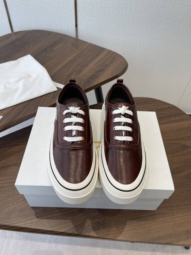 莞产The Row26Ss厚底低帮系带板鞋休闲鞋 DDD 融合经典板鞋与穆勒拖的设计，黑色款为系带低帮板鞋，红色款为无后跟穆勒板鞋；整体走极简轻奢风，线条利落，