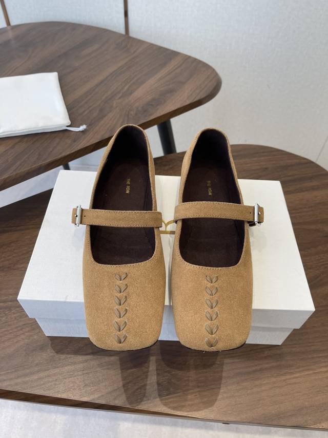 The Row 26Ss 春夏季 新款 玛丽珍 单鞋 DDD 据说这是本年度最美丽的芭蕾舞 奶奶鞋，法式优雅气质在线、高级又时髦，可盐可甜，文艺又气质！ DDD