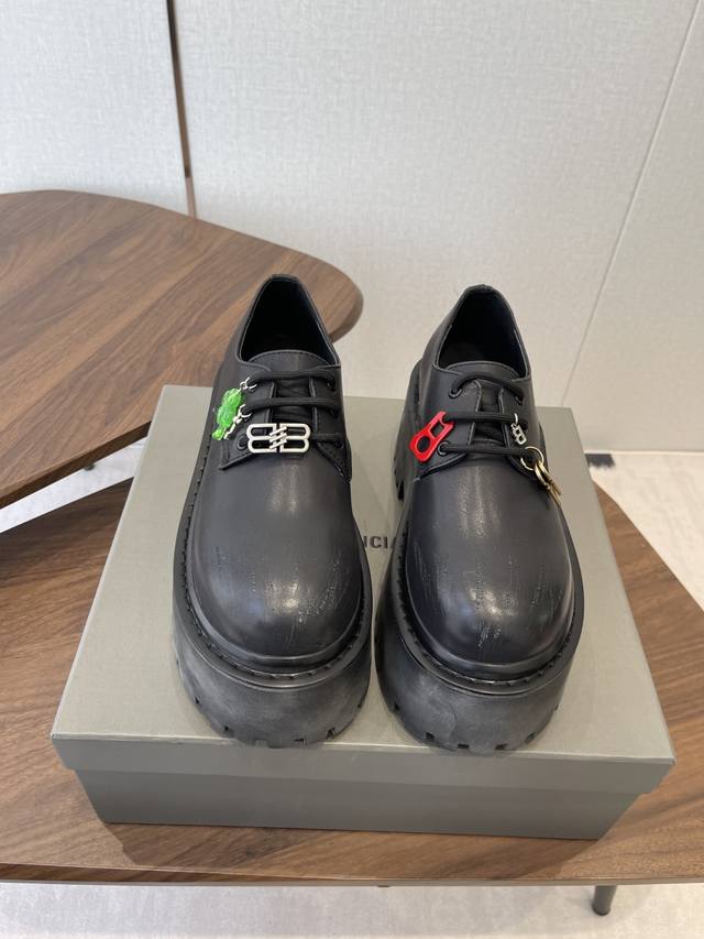 靴子 乐福鞋Balenciaga 巴黎世家 25Ss 秋冬新款系带马丁靴 DDD 复古擦色做旧松糕厚底短靴！ 看着硬朗 但上脚舒适 个性帅气的的同时 不失舒适感