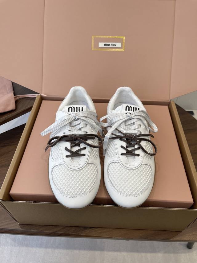 官网同步盒包装 DDD Miu Miu 26Ss 新色 春夏新款走秀Miumiu 情侣款 玛丽珍款德训 休闲鞋 DDD 秀场工艺来自Miu Miu系列的细节特写