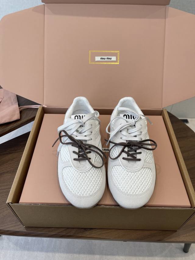 官网同步盒包装 DDD Miu Miu 26Ss 新色 春夏新款走秀Miumiu 情侣款 玛丽珍款德训 休闲鞋 DDD 秀场工艺来自Miu Miu系列的细节特写