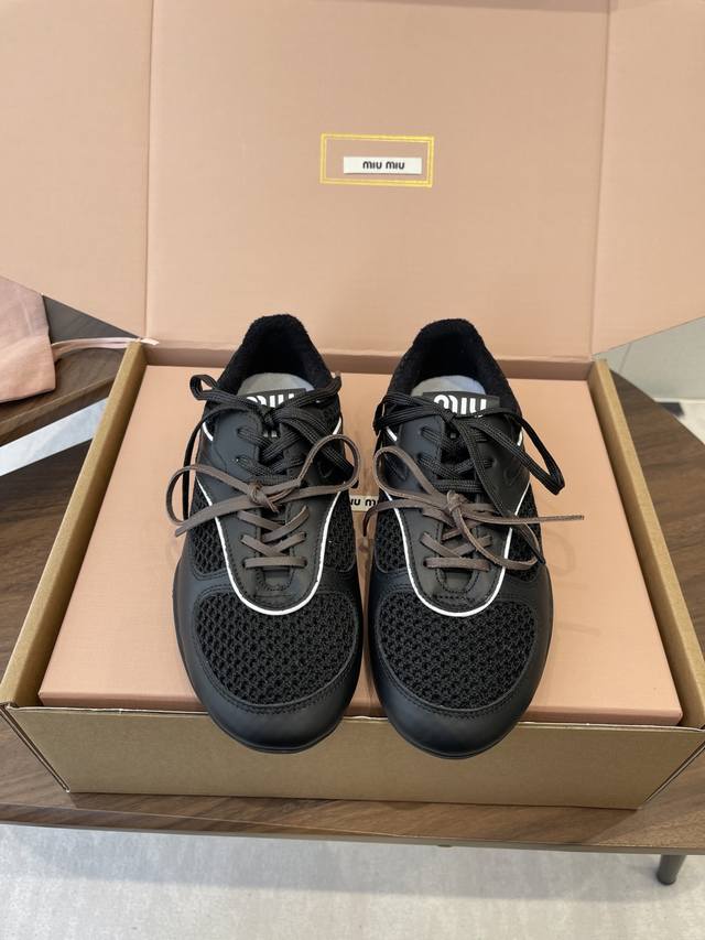 官网同步盒包装 DDD Miu Miu 26Ss 新色 春夏新款走秀Miumiu 情侣款 玛丽珍款德训 休闲鞋 DDD 秀场工艺来自Miu Miu系列的细节特写