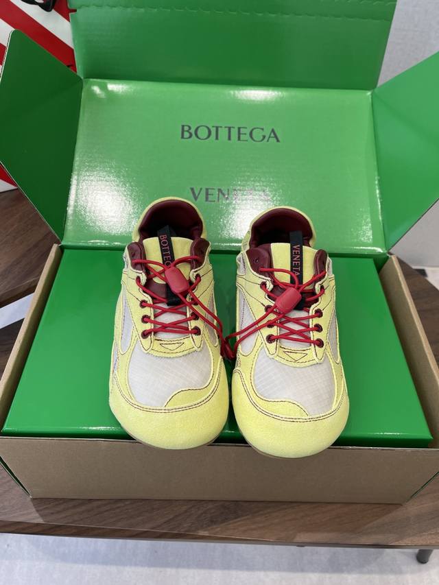 Bottega Veneta Bv葆蝶家 26Ss新款 阿甘鞋 德训运动鞋 DDD Sneaker科技尼龙和绒面打造，灵感来自复古球鞋，全新演绎经典运动鞋，轻便