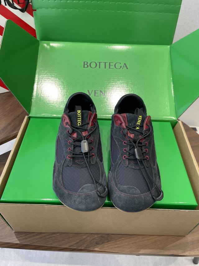 Bottega Veneta Bv葆蝶家 26Ss新款 阿甘鞋 德训运动鞋 DDD Sneaker科技尼龙和绒面打造，灵感来自复古球鞋，全新演绎经典运动鞋，轻便