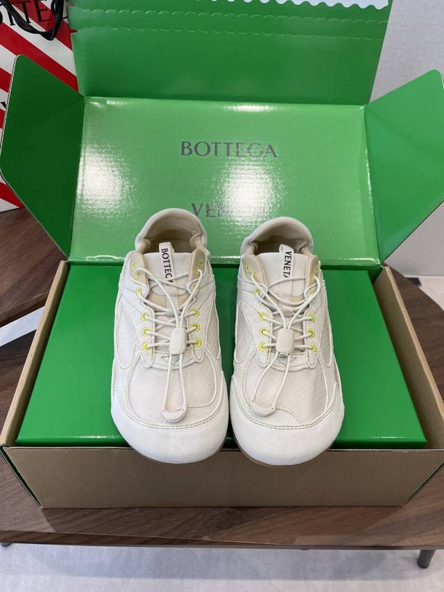 Bottega Veneta Bv葆蝶家 26Ss新款 阿甘鞋 德训运动鞋 DDD Sneaker科技尼龙和绒面打造，灵感来自复古球鞋，全新演绎经典运动鞋，轻便