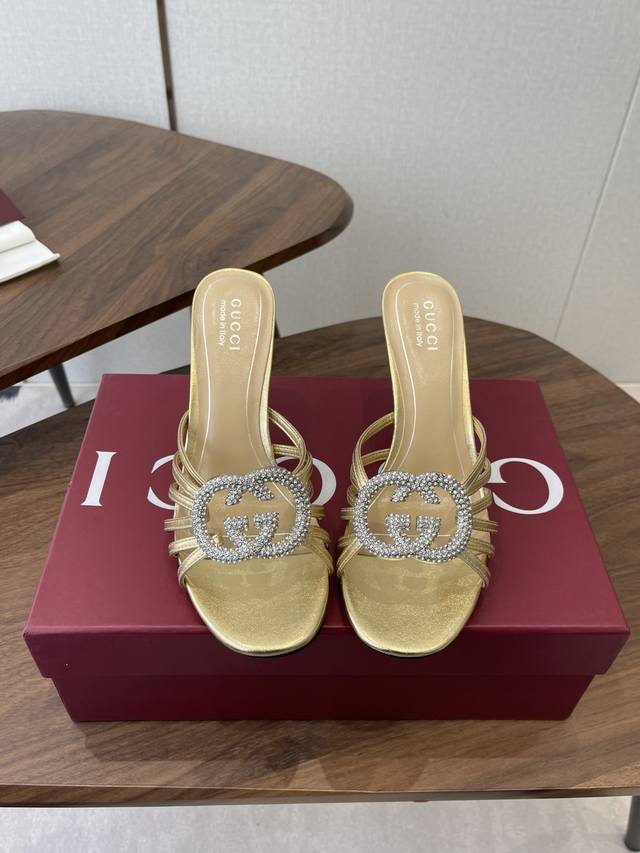 Gucci26Ss双G钻扣拖鞋顶级品质！原版购入1:1顶级复刻！ DDD 材质和Y版一致 相当有质感 可以对比Zg无差距 DDD 这款高跟凉鞋现已成为品牌经典单