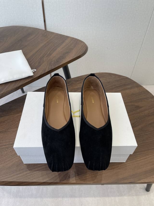 Therow 2025 秋冬新品极简方头 芭蕾舞 单鞋 DDD The Row新一季的设计延续极简主义 DDD 新款 Canal一脚蹬平底鞋 云朵般柔软的鞋体