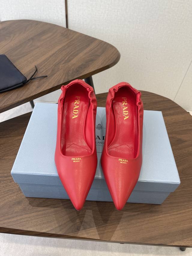 Prada26Ss尖头小猫跟三角标高跟鞋 DDD 新款 鞋面材质变啦！带格纹的皮面很有肌理感，真的不要太好看 还做了后系带设计 小性感简约大气 太好看了吧 这一
