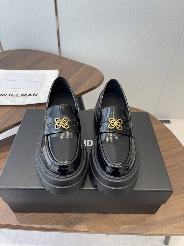 Ann Demeulemesster 2025新款乐福鞋 DDD 安特卫普创意总监Stefano Gallici以”游牧精神“为灵感，将品牌标志性的暗黑浪漫基因