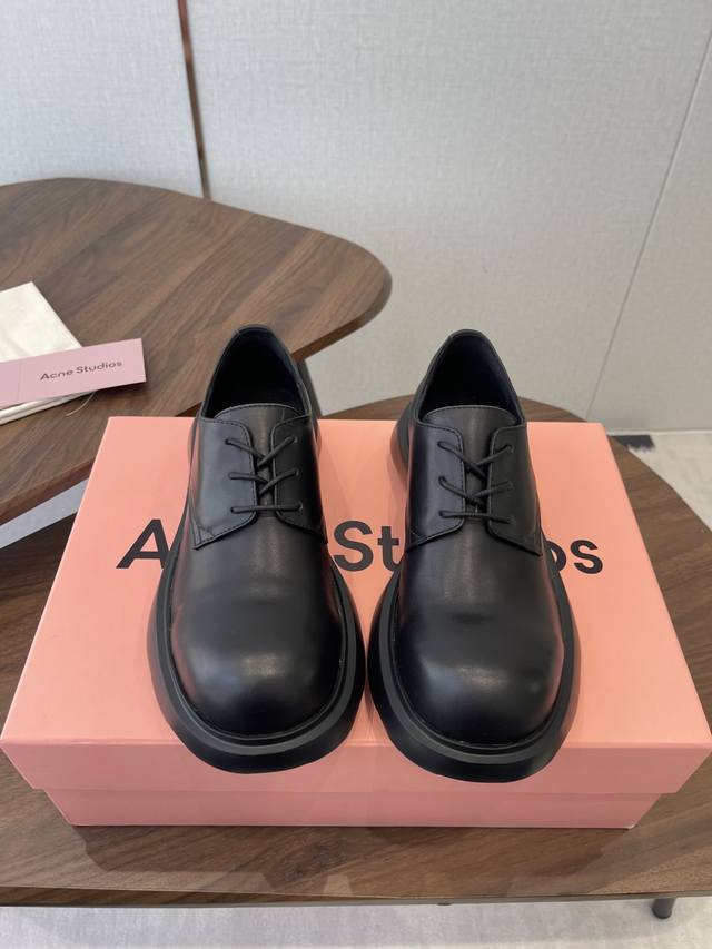 Acne Studio 25Ss 乐福鞋 之前看到博主 Danielsimmons 穿了这双鞋，果断专柜下单做出来了，很舒服 DDD 脚边是做皱的，所以穿旧了会