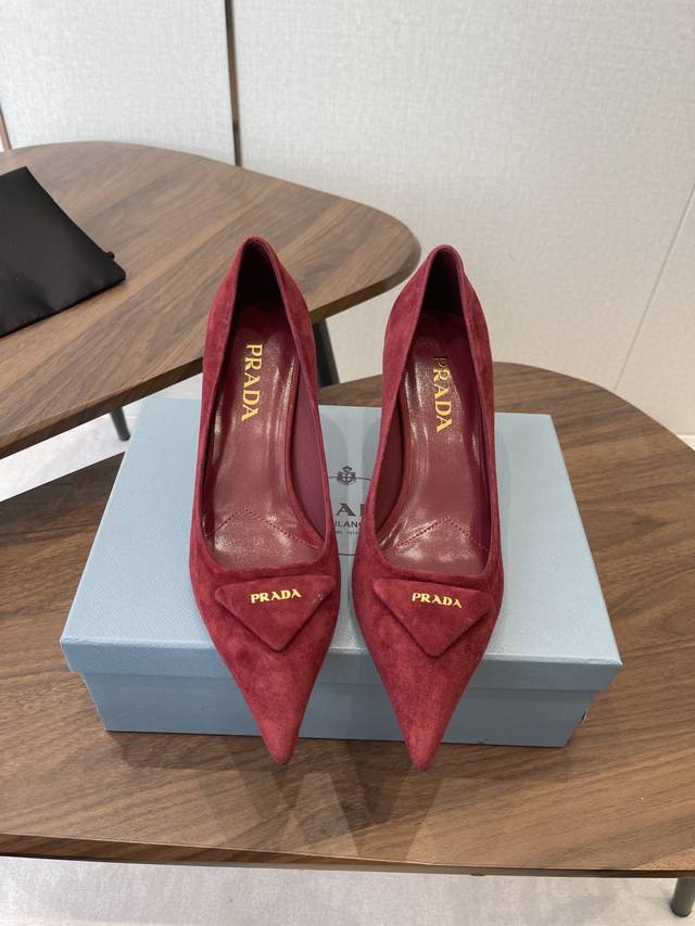 Prada26Ss尖头小猫跟三角标高跟鞋 DDD 新款 鞋面材质变啦！带格纹的皮面很有肌理感，真的不要太好看 还做了后系带设计 小性感简约大气 太好看了吧 这一
