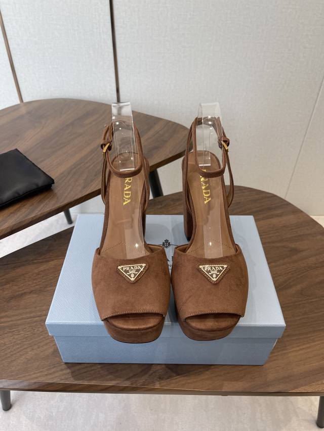 Prada26Ss春秋季新品 Saffiano高跟厚底绒面皮凉鞋，秉承现代设计理念，绽现精致魅力。 织物的新雅色彩平添明艳格调。标志性三角形徽标彰显品牌特色。此