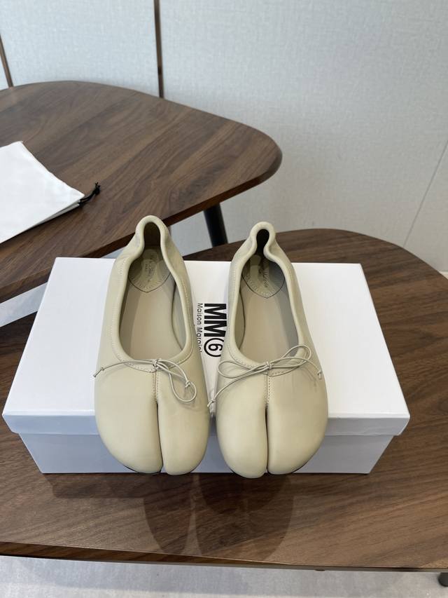 Mm6 26Ss春夏款复古方头弹力带芭蕾鞋平底鞋春鞋系列 DDD 采用品牌标志性的贴合脚型的雕塑感轮廓，鞋面柔软且线条流畅，兼顾贴合度与设计感。方头+芭蕾元素融