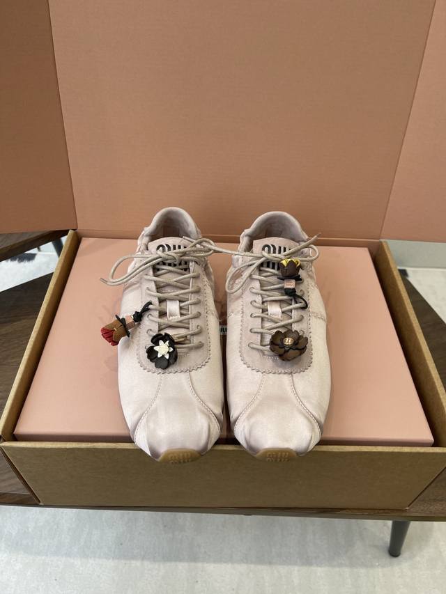 Miumiuplume系列缎面芭蕾德训鞋休闲鞋 DDD 把德训鞋的休闲运动感和芭蕾舞鞋的优雅柔和结合，既有复古运动风，又带法式芭蕾的精致感。缎面鞋面自带光泽褶皱