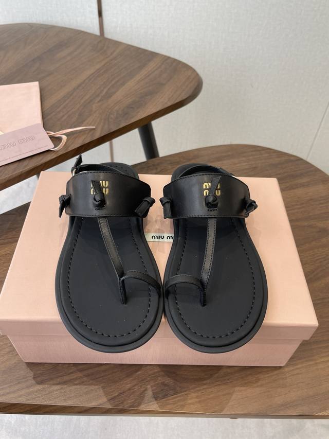 Miu Miu 26Ss 春夏季走秀款 夹趾凉鞋 最新款 夹趾徽标 DDD 女士夏季拖鞋 ，全胎牛皮 材质 ，上脚软软绵绵的 ， DDD 亲肤柔软舒适 ，华美工