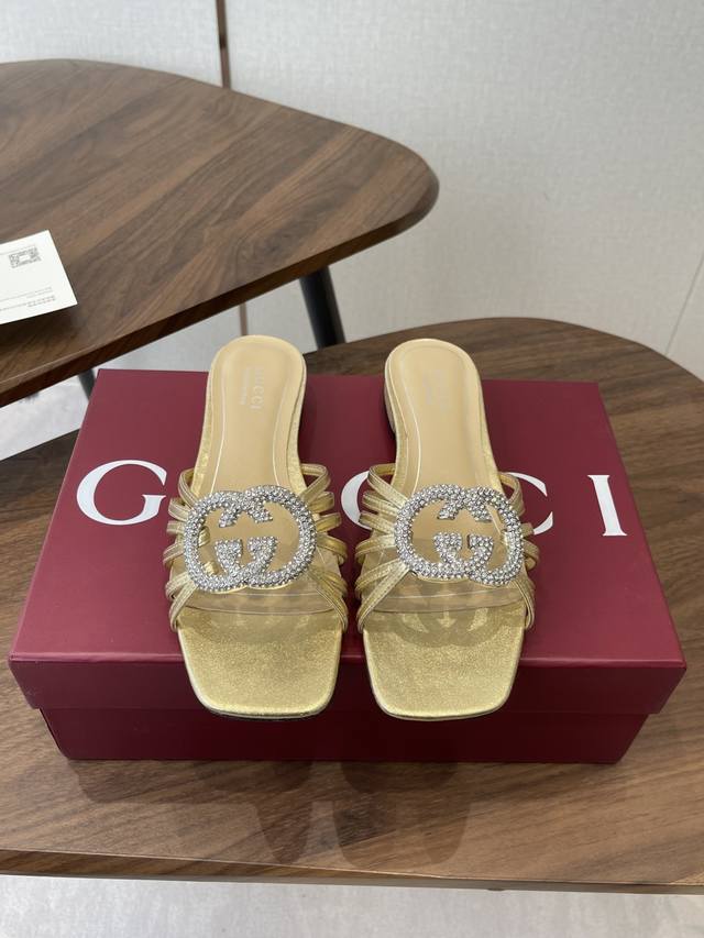 Gucci26Ss双G钻扣平底拖鞋顶级品质！原版购入1:1顶级复刻！ DDD 材质和Y版一致 相当有质感 可以对比Zg无差距 DDD 这款高跟凉鞋现已成为品牌经