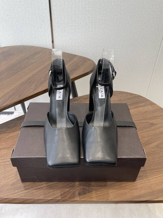 Alaia26Ss早春新款 穿上就会心动的方头高跟凉鞋 单鞋 DDD 透明设计超显腿长 Alaia爱心高跟鞋 爱心的设计简直就是会俘获每个女人的少女心 材质显高