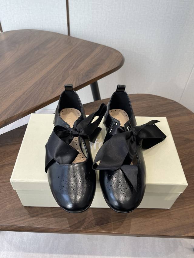 Unfolio 26春夏新品简易平底圆头 蝴蝶结 玛丽珍小皮鞋 单鞋 复古撞上质感皮革 DDD 细腻油蜡皮手工缝线勾勒出精致细节 一脚蹬设计适配所有赶时间的精致