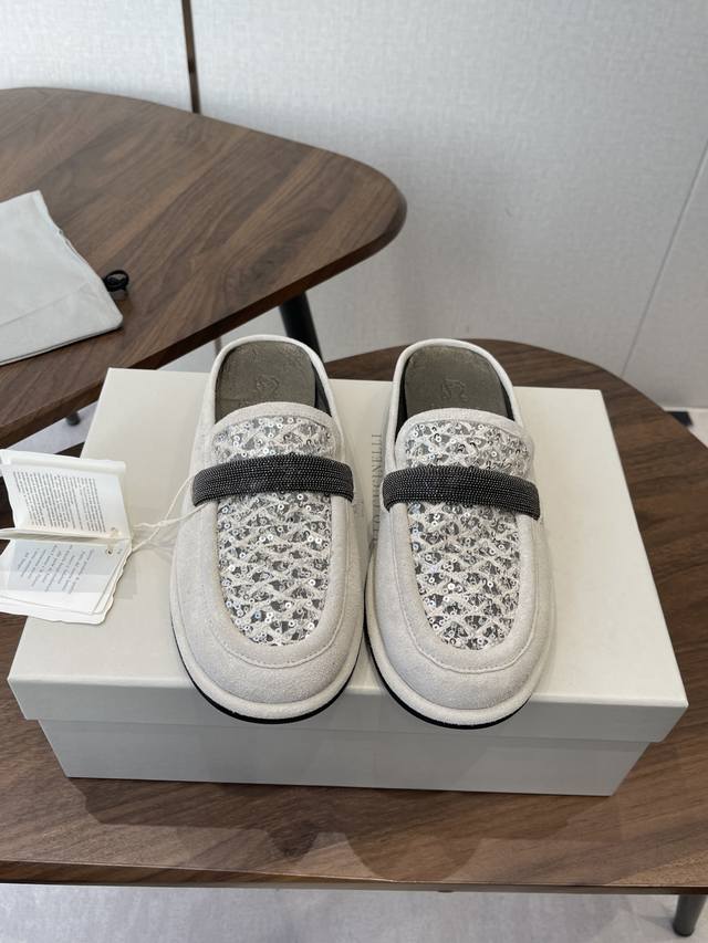 Brunello Cucinelli 26Ss女士镶珠装饰休闲穆勒拖鞋Bc新款新品女士条纹麂皮穆勒拖鞋：羊皮垫．装饰镶珠运动鞋 款号： DDD 鞋面：一比一复刻