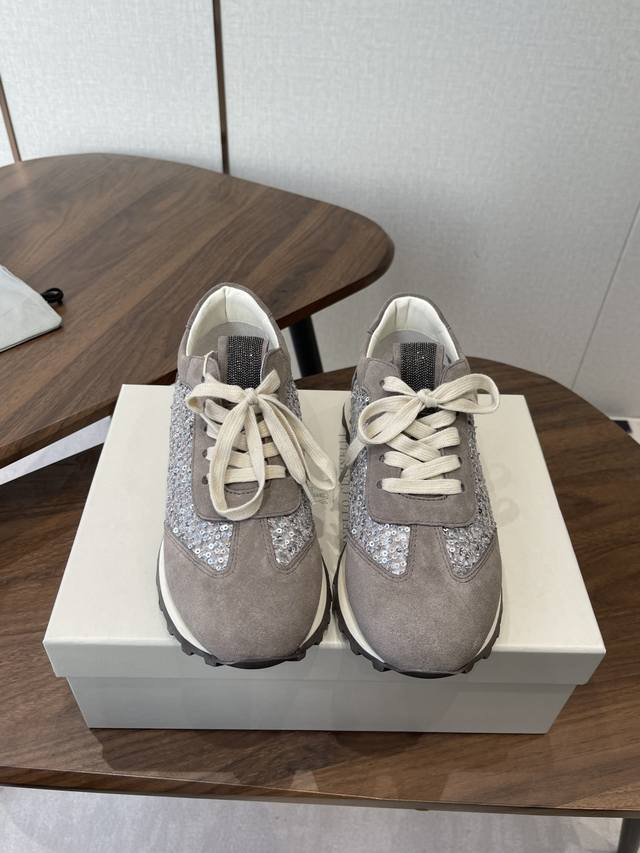 Brunello Cucinelli 26Ss女士镶珠装饰休闲运动鞋Bc新款秋冬新品女士条纹麂皮单鞋：羊皮垫．装饰镶珠运动鞋 款号： DDD 鞋面：一比一复刻高