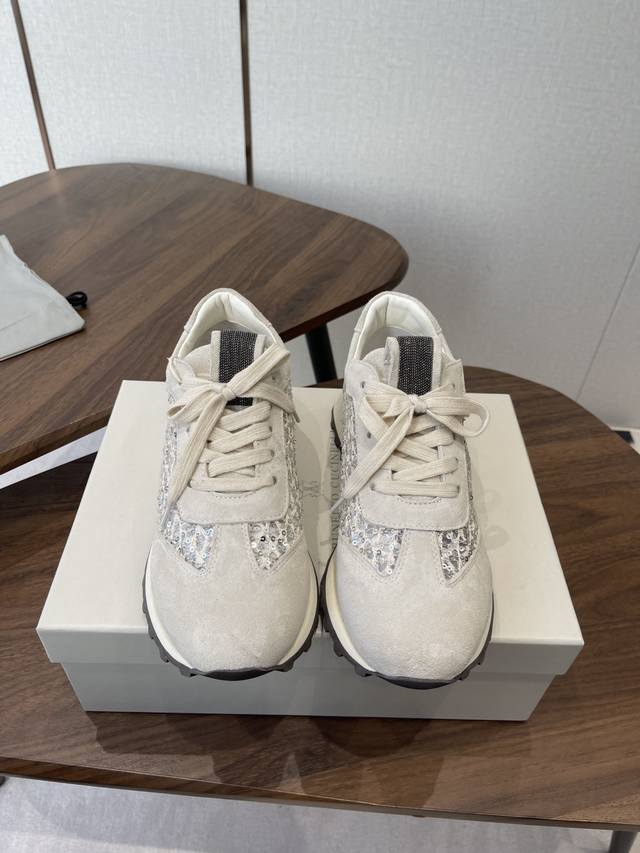 Brunello Cucinelli 女士镶珠装饰休闲运动鞋Bc新款秋冬新品女士条纹麂皮单鞋：羊皮垫．装饰镶珠运动鞋 款号： DDD 鞋面：一比一复刻高丝光、牛
