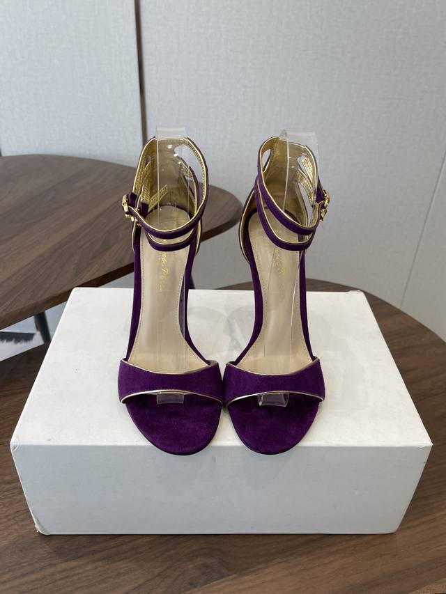 吉安维托 罗西一字带金属扣绕带个性高跟凉鞋 DDD 秉承了其传统意大利工艺，专注精巧细节，打造优雅女人味，每一双吉安维托 罗西 Gianvito Rossi 的