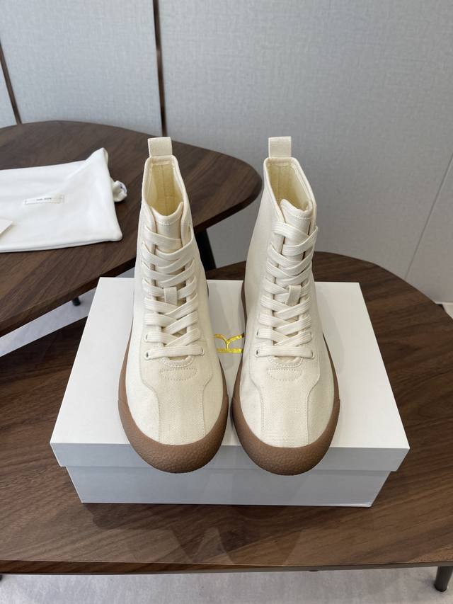 莞产The Row 25秋季最新款绑带高邦靴 DDD 触感柔软舒适，不仅保暖而且更加保护生命。鞋底采用橡胶材质，厚实防滑，为你的行走提供更加稳定和安全的支撑，让