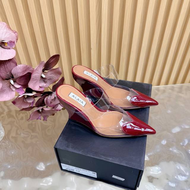 26Ss春夏新款Alaia阿莱亚立方体坡跟爱心穆勒鞋尖头高跟半拖鞋后空凉鞋 DDD DDD 这款坡跟穆勒鞋，尖头设计，搭配别具一格的立方体鞋跟，采用缎面弹力织物