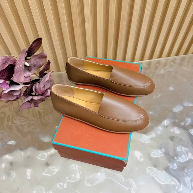 高品质Loro Piana Lp 26春夏这款复古绝美平底极简风 情侣款 DDD 女 男 DDD 简约即时髦 松弛的高级感 DDD 时尚宠儿看过来 简直是时尚圈
