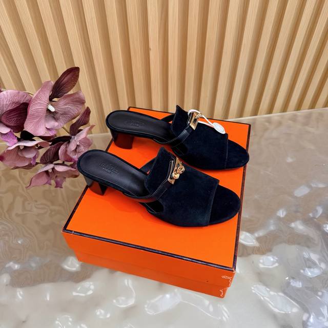 HermèS 爱马仕经典Kelly扣高跟拖鞋 凉鞋 DDD DDD 极约复古的设计 浓厚的异域风情 DDD 时髦感十足、随便上脚都很有腔调 DDD 简简单单的款