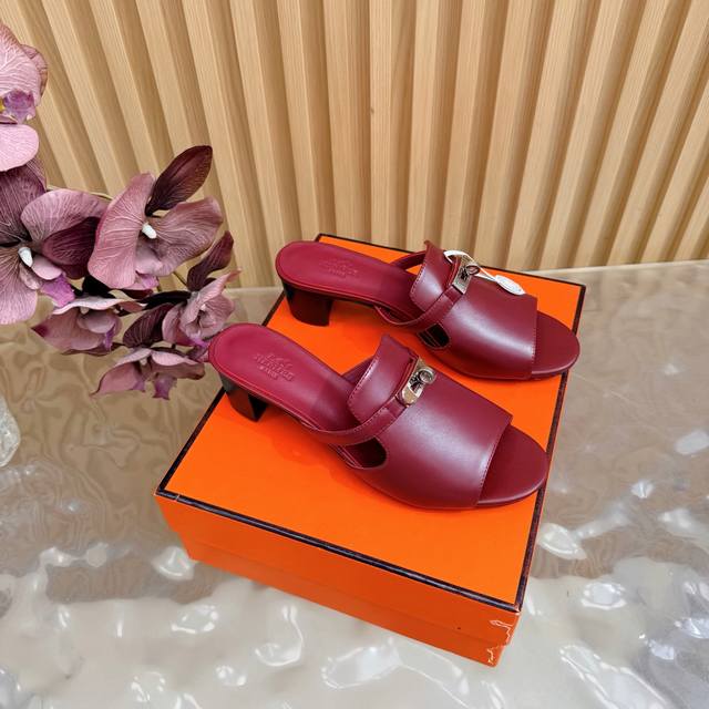 HermèS 爱马仕经典Kelly扣高跟拖鞋 凉鞋 DDD DDD 极约复古的设计 浓厚的异域风情 DDD 时髦感十足、随便上脚都很有腔调 DDD 简简单单的款