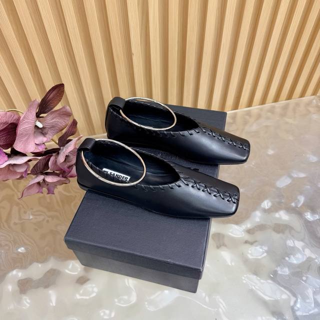 Jilsander个性潮流新品、正品购入开发、完美复刻一比一做法、经典的线条设计、炒鸡百搭的一款夏季单品， 网红博主小姐姐们的挚爱，社交平台的各种夸赞，人气超高