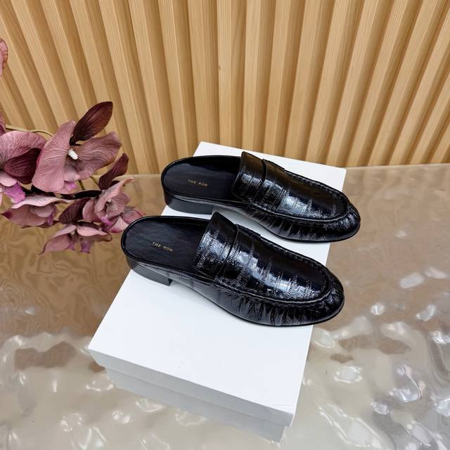 高品质小众潮牌The Row25春夏法式复古简易风 乐福鞋 单鞋 DDD DDD 复古气质女王 整个鞋型简约大气，很干净利落又好搭配！日常穿搭、约会聚会等也能轻