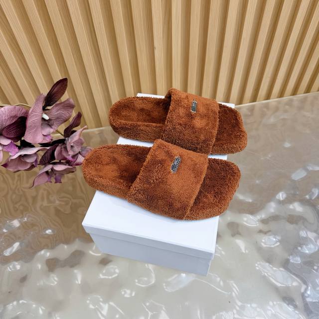 2026春夏新款拖鞋 #马吉拉 毛毛鞋拖鞋 DDD 马吉拉标志的分趾设计搭配一点点带子设计 很简约很有特色 脚感舒适好穿暴走不累 DDD 鞋面：进口毛巾面料 D