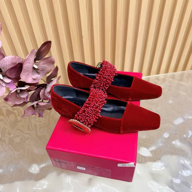 226 DDD Rv DDD 专柜主打 璀璨钻扣乐福鞋系列 DDD 代購級別，精品奢华版本！上脚那叫一个美呀呀！整个人穿搭洋气富贵起来！钻扣选用顶级奥钻！工艺复