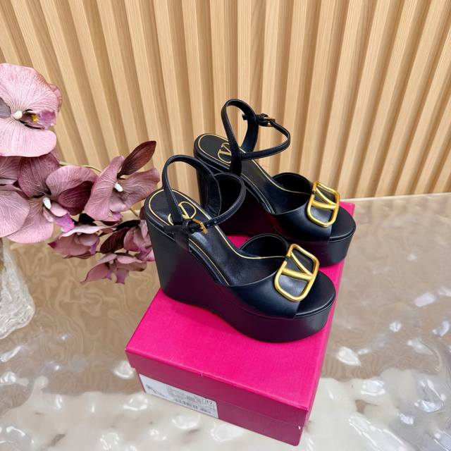 Valentin华伦天伦经典大V扣恨天高防水台高跟凉鞋经典的大V扣元素设计搭配 DDD DDD 彰显了品牌独有的设计风格 DDD 奢华时尚 极有辨识度 DDD