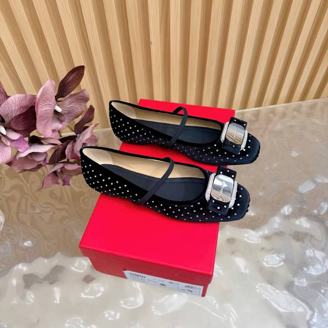 耐看的还得是它 DDD 早春Aw爆款Ferragamo 菲拉格慕方头蝴蝶结扣玛丽珍鞋芭蕾舞鞋这是柔软天花板呀~ DDD DDD 鞋面采用原版定制牛皮 天鹅绒 D