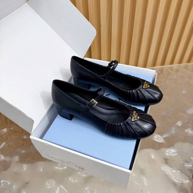 配高档飞机盒 DDD 26Ss春夏新款Prada普拉达 经典三角标后空粗跟凉鞋复古风褶皱皮面玛丽珍芭蕾舞鞋粗跟单鞋 DDD 设计经典大方，兼具复古韵味与时尚感，