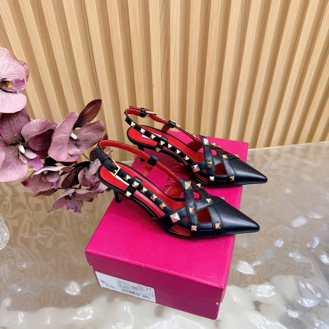 金属铆钉装饰华伦天奴高跟 配色官方同步输出 DDD Valentino 华伦天奴奢华水钻跟鞋时装鞋系列Garavani Vlogo Signature系列 尖头