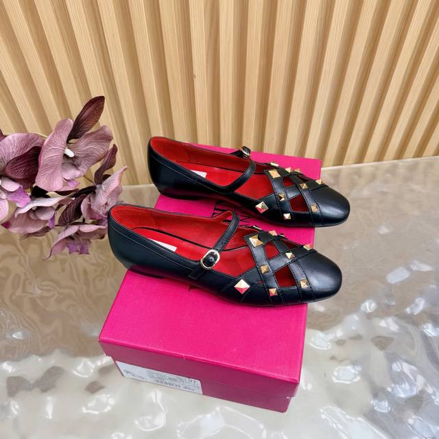 金属铆钉装饰华伦天奴高跟 配色官方同步输出 DDD Valentino 华伦天奴奢华水钻跟鞋时装鞋系列Garavani Vlogo Signature系列 尖头