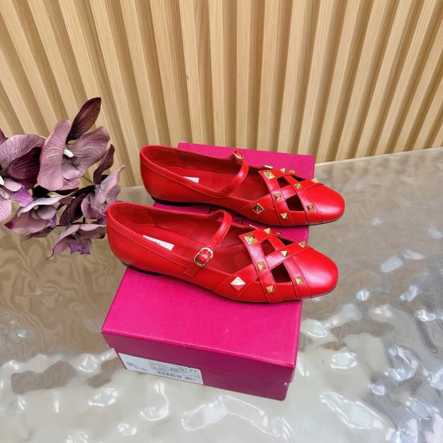 金属铆钉装饰华伦天奴高跟 配色官方同步输出 DDD Valentino 华伦天奴奢华水钻跟鞋时装鞋系列Garavani Vlogo Signature系列 尖头