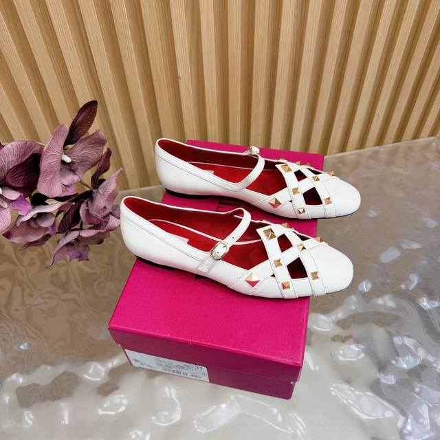 金属铆钉装饰华伦天奴高跟 配色官方同步输出 DDD Valentino 华伦天奴奢华水钻跟鞋时装鞋系列Garavani Vlogo Signature系列 尖头