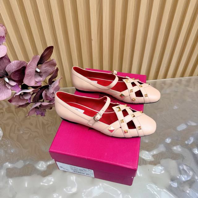 金属铆钉装饰华伦天奴高跟 配色官方同步输出 DDD Valentino 华伦天奴奢华水钻跟鞋时装鞋系列Garavani Vlogo Signature系列 尖头